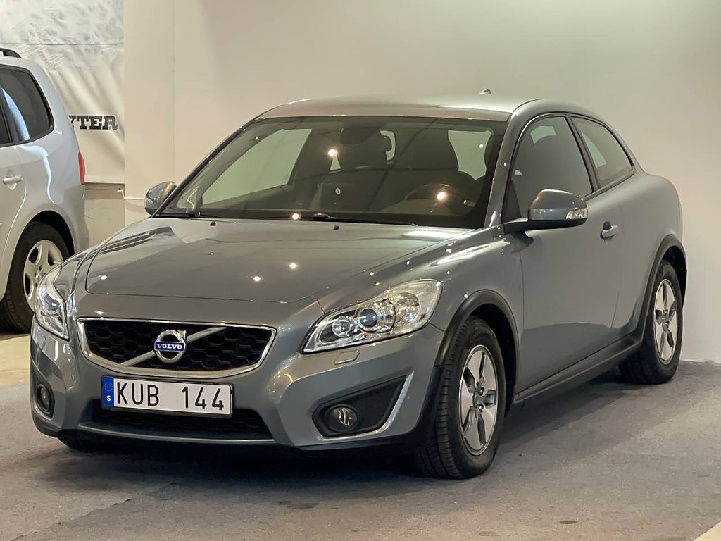 Volvo C30 D2 MOMENTUM NY BESIKTAD NY SERVAD