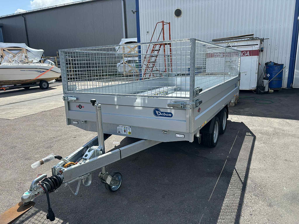 Debon PW3.6 (Trevägstippsläp, 3500kg) med gallergrind & ben 