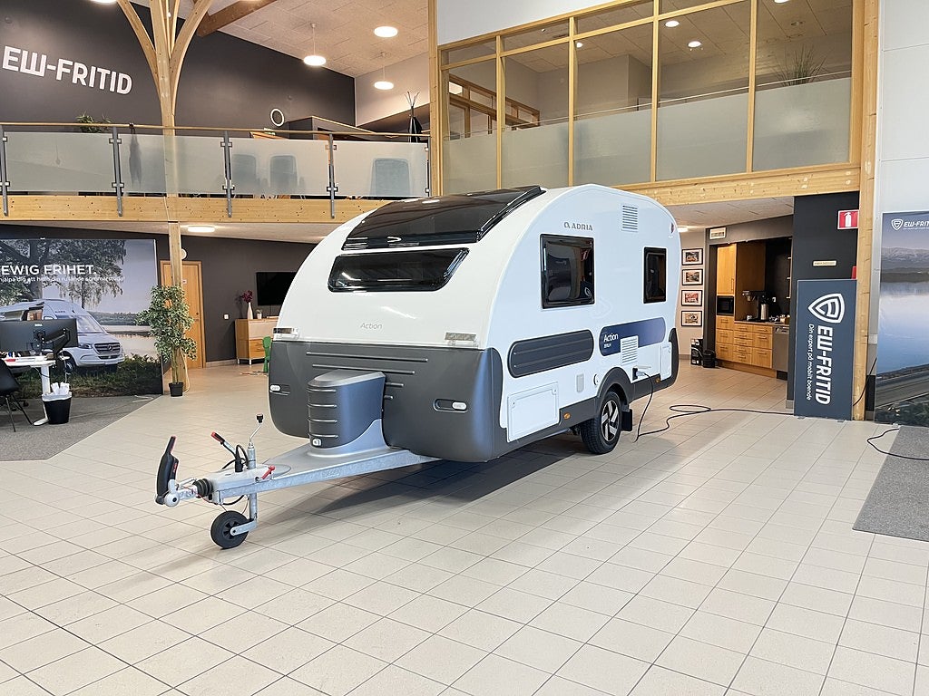 Adria ACTION 391 LH (TRUMA+Golvvärme+1 300kg)