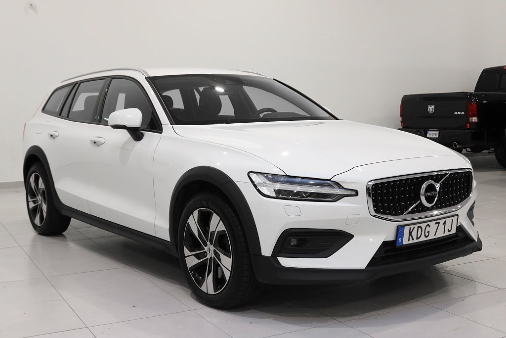 Volvo V60 Cross Country D4 AWD / Momentum / Värmare / LED / PDC / Navi