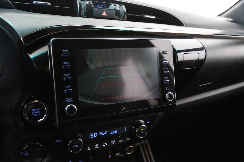 Toyota Hilux Dubbelhytt 2,8 Invincible 204hk 4WD JBL Skinn Navi Kåpa 2021