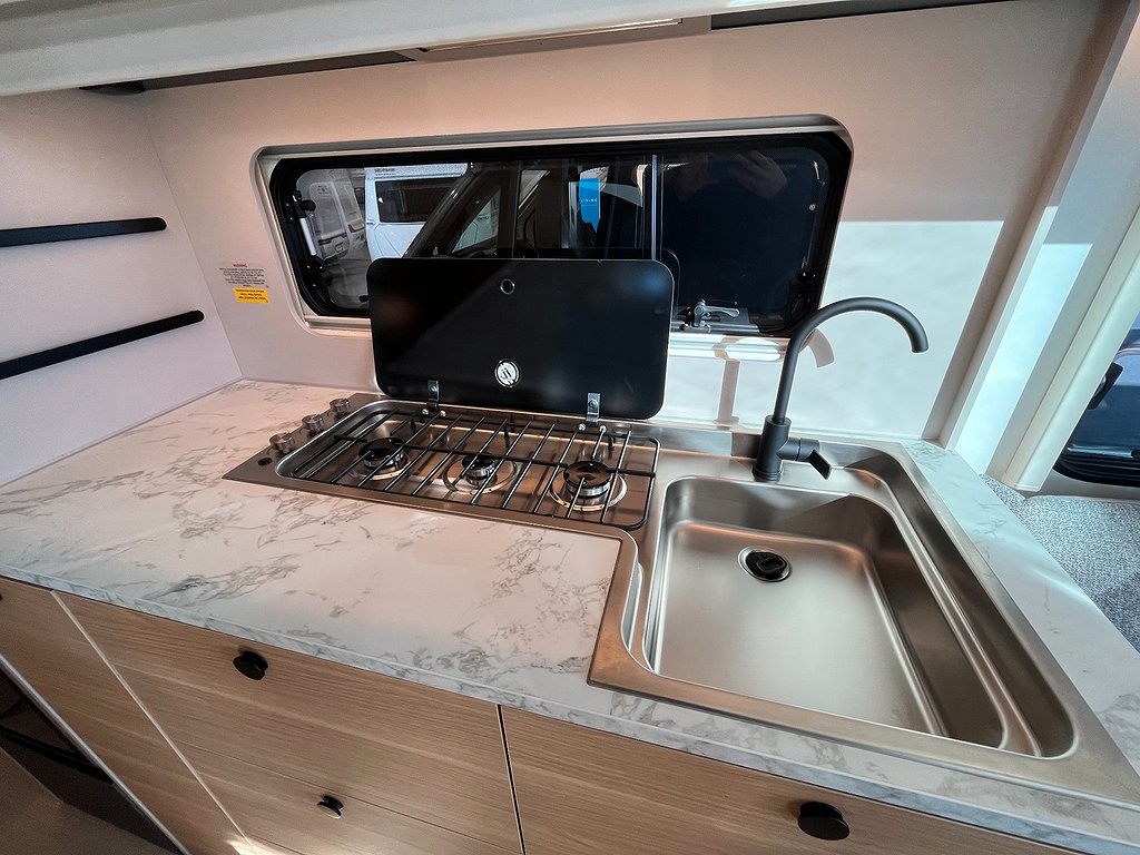 Adria Adora 613 UT /ALDE / Queens-bed på tvären / Badrum bak - Adria