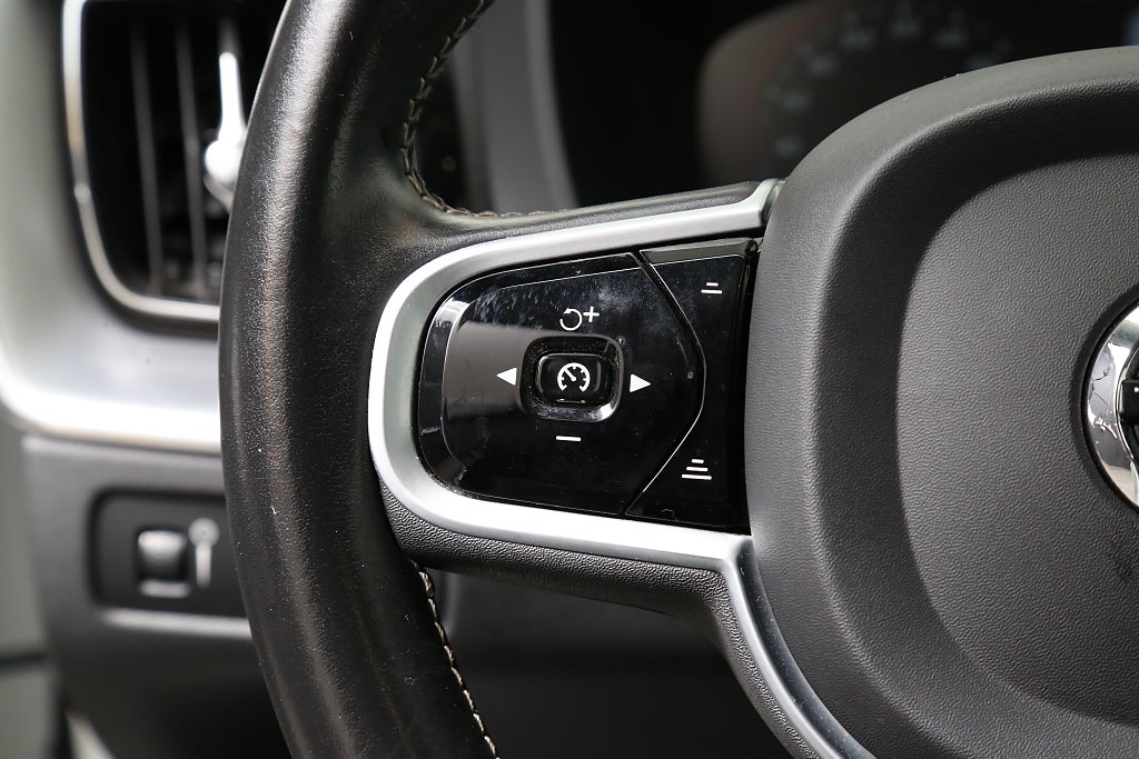 Volvo XC60 B5 Bensin 250hk Momentum Adv Se Aut Navi VOC Leasbar 2020