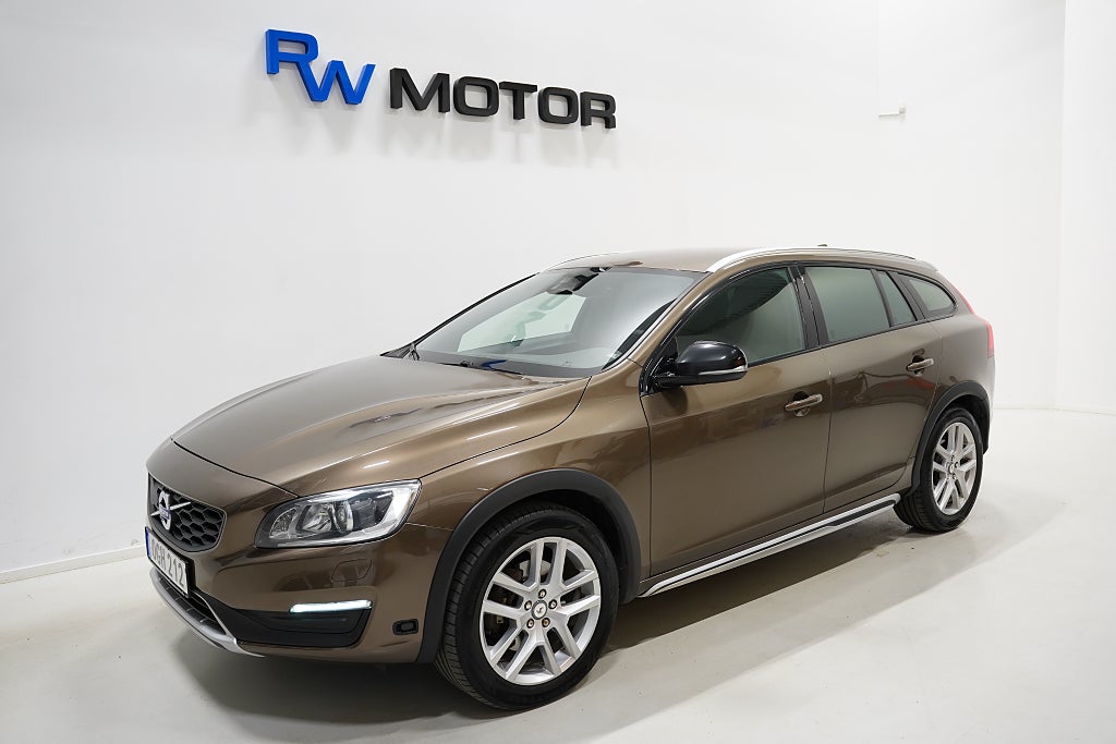Volvo V60 Cross Country D4 AWD 190hk Summum D-värm M-värm Drag VOC Skinn BT