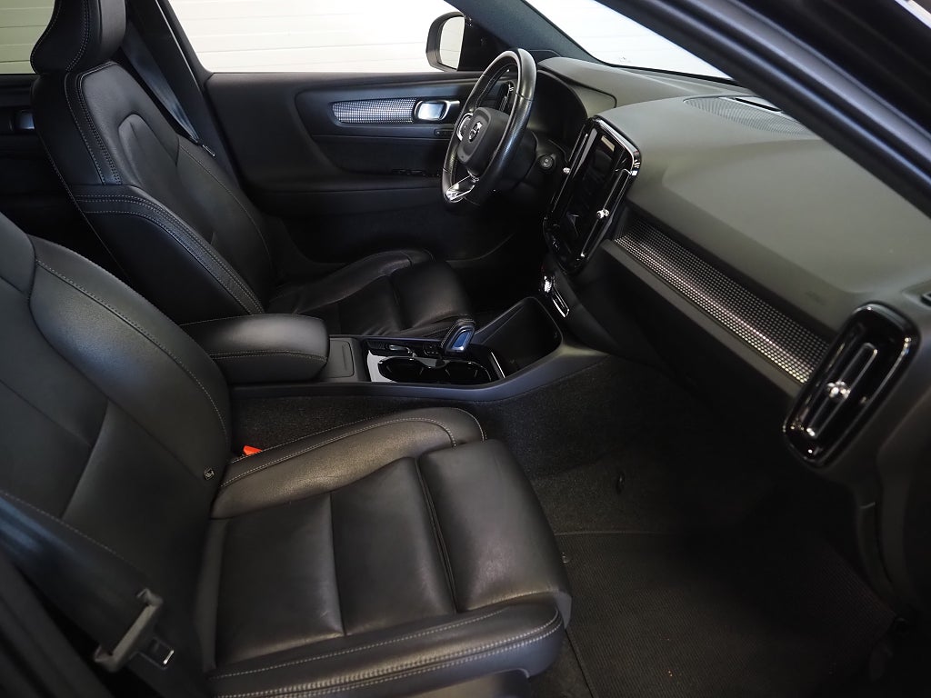 Volvo XC40 Recharge P8 AWD 408hk Core | Kamera | Skinn | 2021