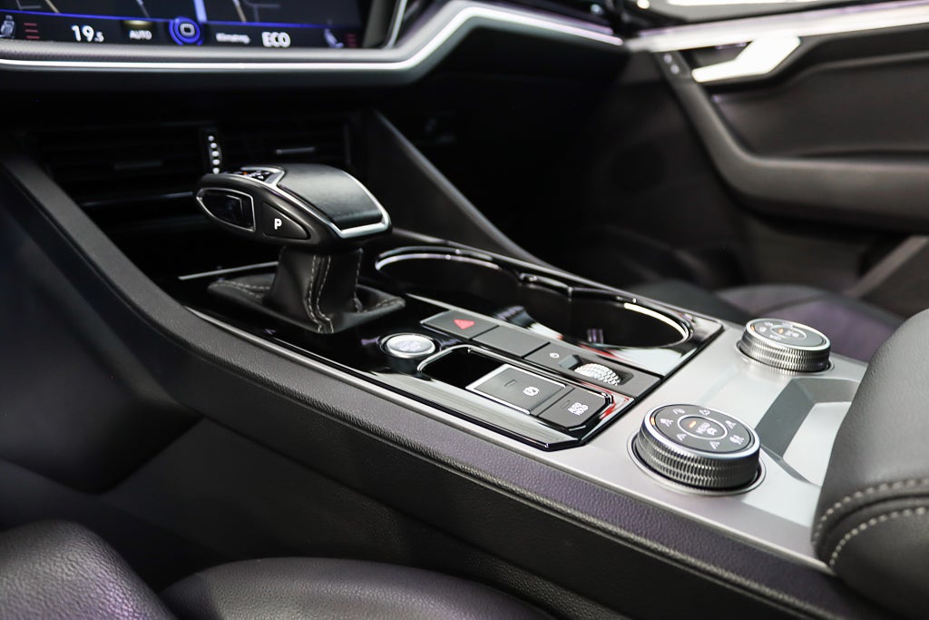 Volkswagen Touareg R eHybrid MOMS Innovation Luftfjädring Dynaudio HuD