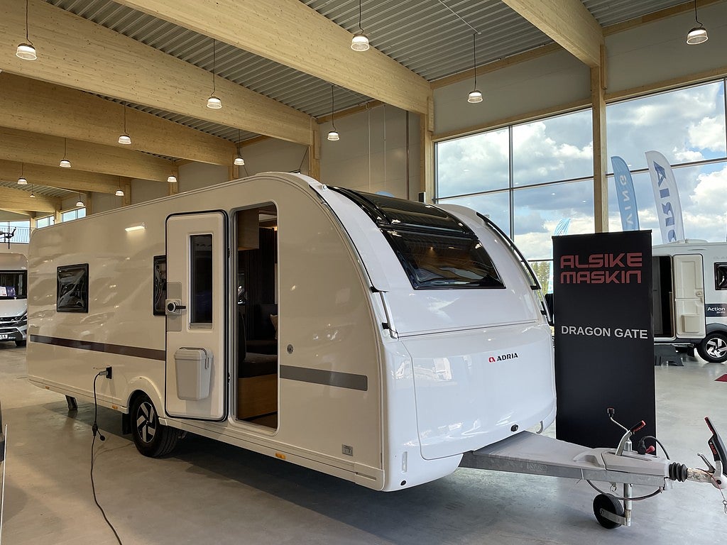Adria Adora 613 HT / ALDE / Frontkök / Långbäddar / NY VAGN / MOMS