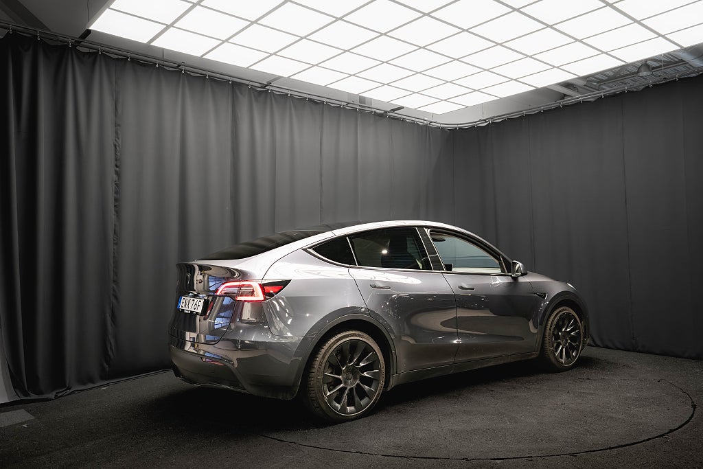 Tesla Model Y Long Range AWD 20'' PANO METALLICLACK 90%SoH LÄDER MOMS