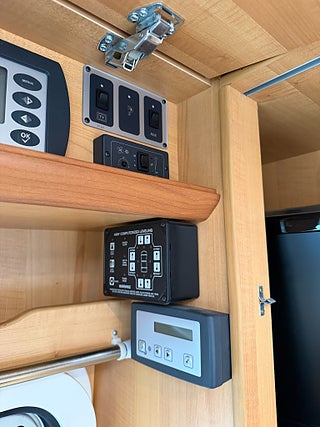 Husbil-integrerad Le Voyageur LX850 Mercedes (184HK AUT) Queensbed! ALDE! Hydrauliska stödben! 18 av 23