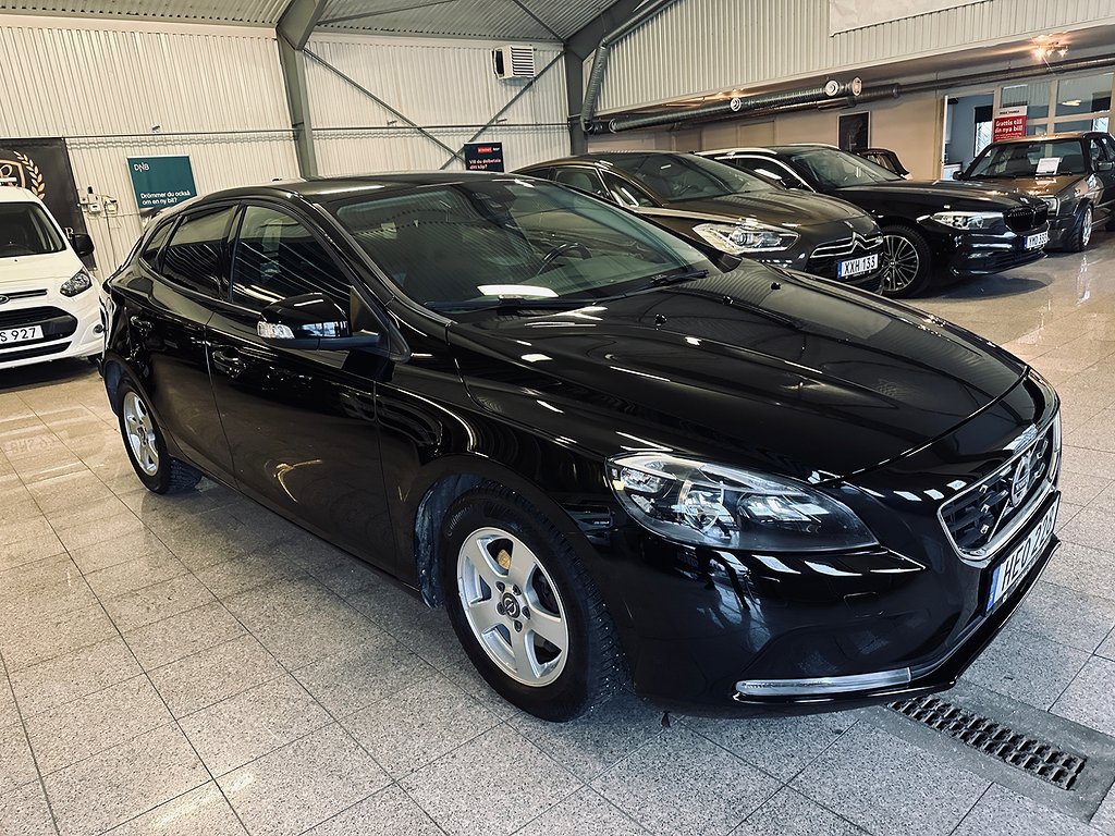 Volvo V40 D2 115hk 2 ägare Låg skatt VOC Backkamera Drag