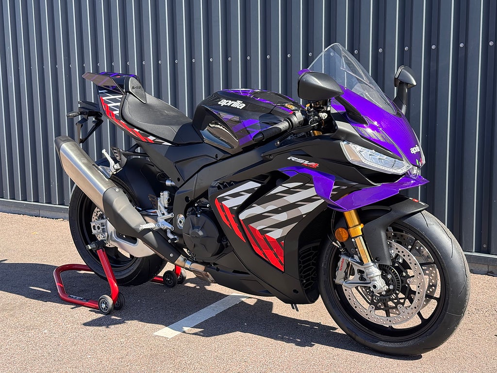 Aprilia RSV4 1100 Factory Indigo shakedown