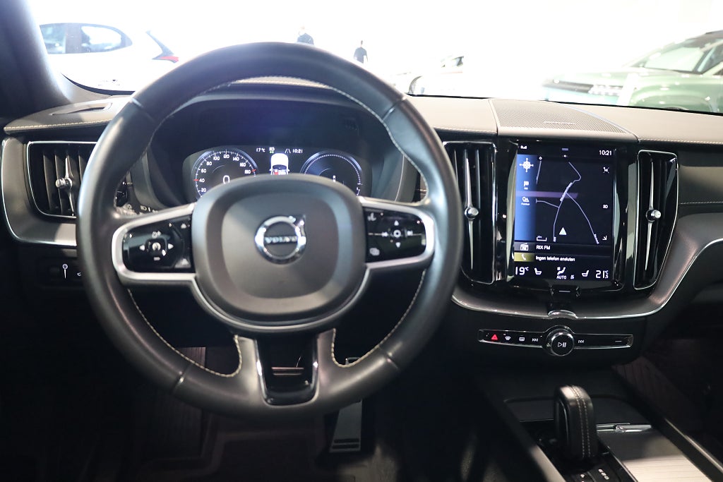 Volvo XC60 Recharge T6 AWD AUT R-Design Pano H&K Navi Kamera 2021