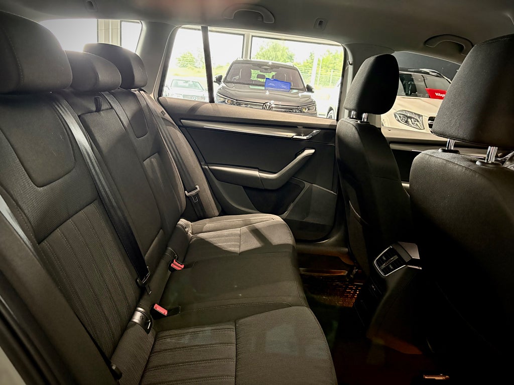 Skoda Octavia Kombi 2.0 TDI SCR 4×4 värmare, offroadpaket,drag - bild 5