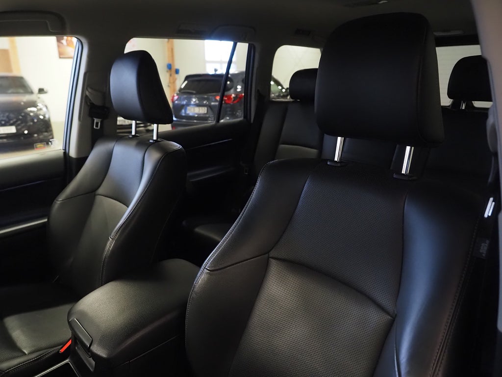 Toyota Land Cruiser 2.8 D-4D 4WD 177hk Premium Drag Skinn D-Värm 360° Navi