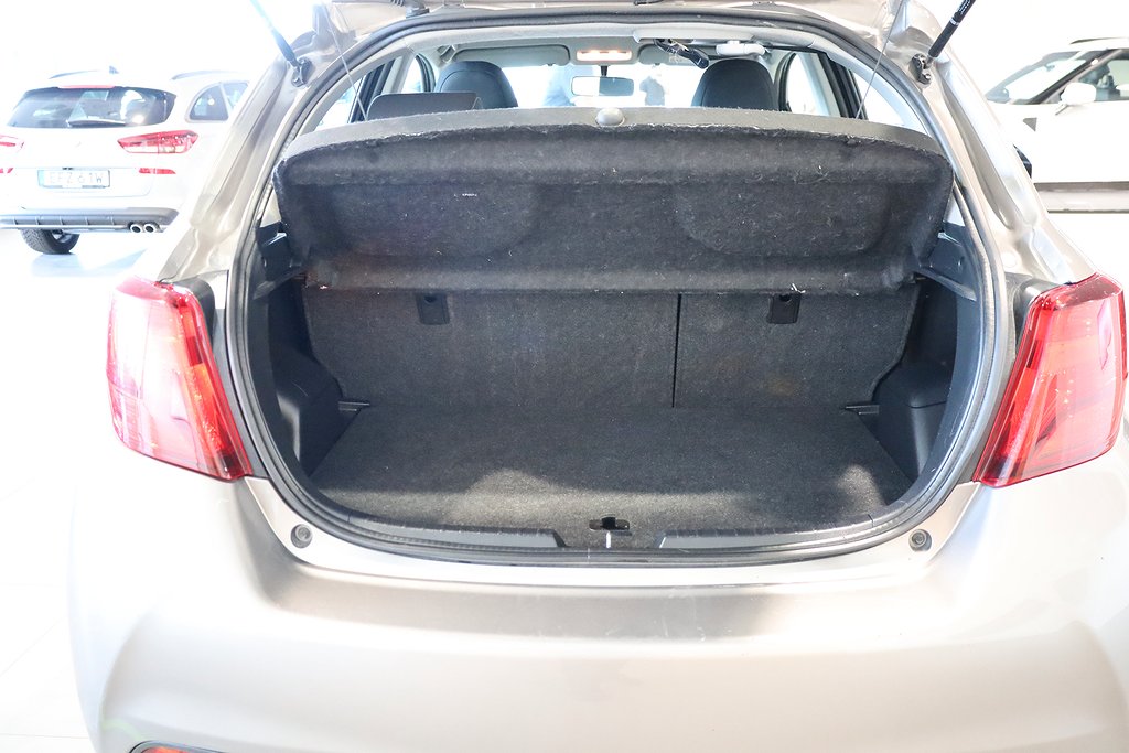 Halvkombi Toyota Yaris 22 av 22