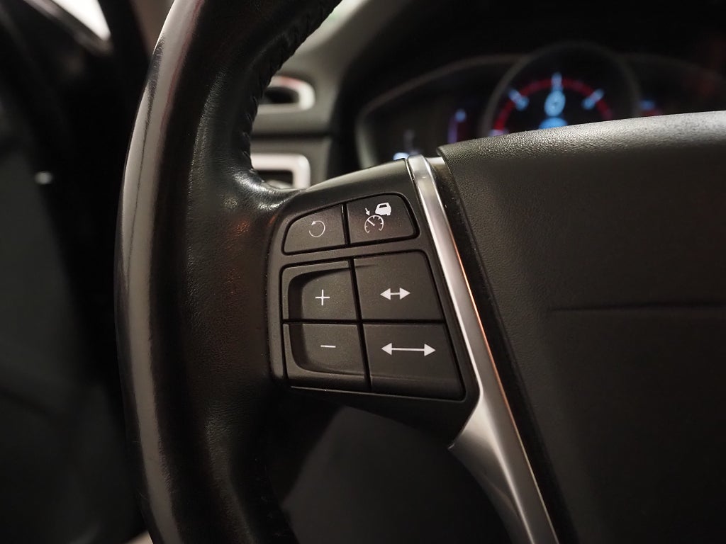 Volvo V70 D2 Geartronic Momentum Drag BLIS Farthållare Skinn 2015