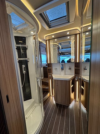 Husbil-integrerad Knaus Sun i 900 LX 177HK AUT Queensbed & exklusivt badrum! 13 av 28