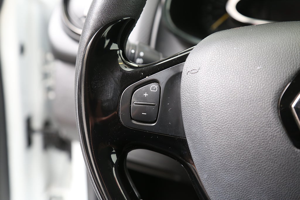 Renault Clio 1,2 75hk Expression 5D | P-Sen | Bluetooth | Nybesikt 2016