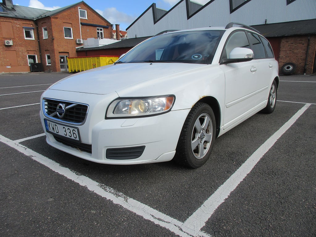 Volvo V50 D2 115 hk Kinetic Drag Nyservad Årsskatt 1259 kr GDS