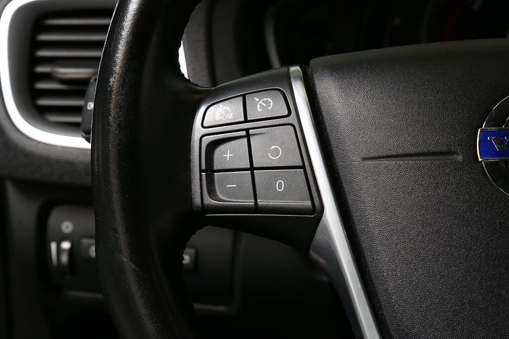 Volvo V40 Cross Country D2 Momentum BE 120hk Värmare Dragkrok 2016