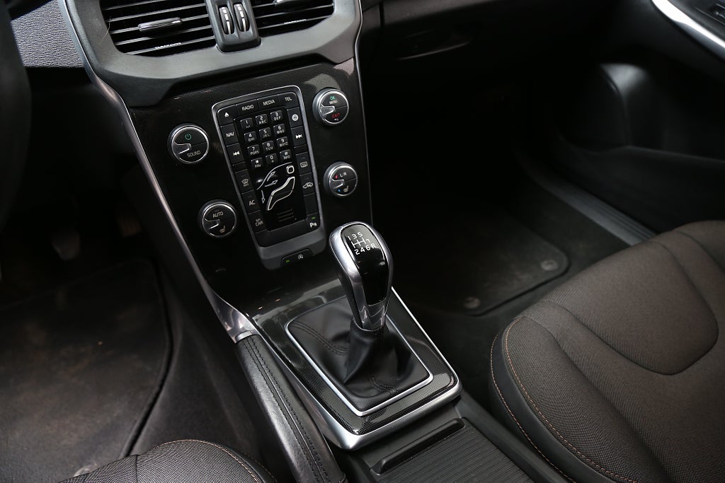 Volvo V40 Cross Country D3 150hk Adv Edition Kamera Värmare Drag