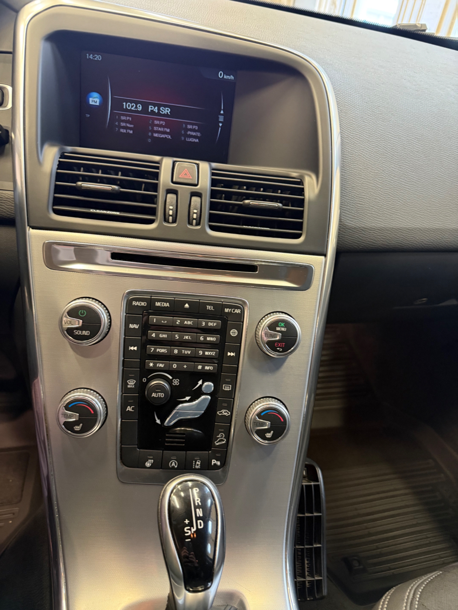 Volvo XC60 2017, photo 6/37