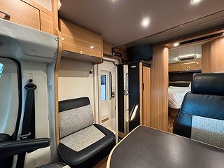 Husbil-halvintegrerad LMC H607 Breezer 150HK AUT  4 av 21