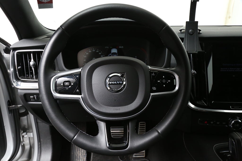 Volvo V60 Recharge T6 AWD 340hk R-Design |Navi|Kamera|Voc|