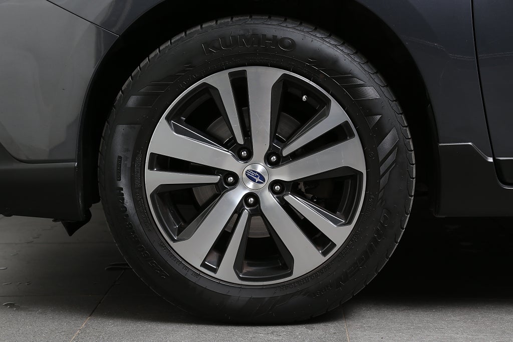 Subaru Outback 2,5i 175hk Summit AWD Taklucka H/K Skinn Extraljus Drag 2019