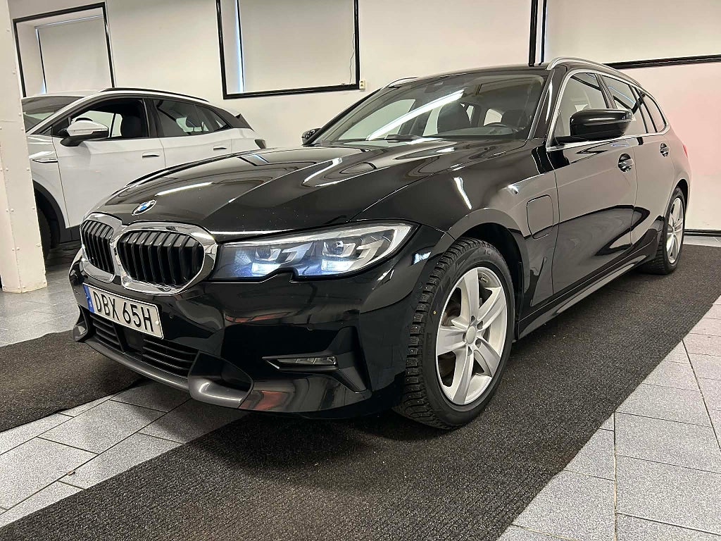 BMW 330e xDrive 292 hk Touring Steptronic Sport line Nyserv MOMS