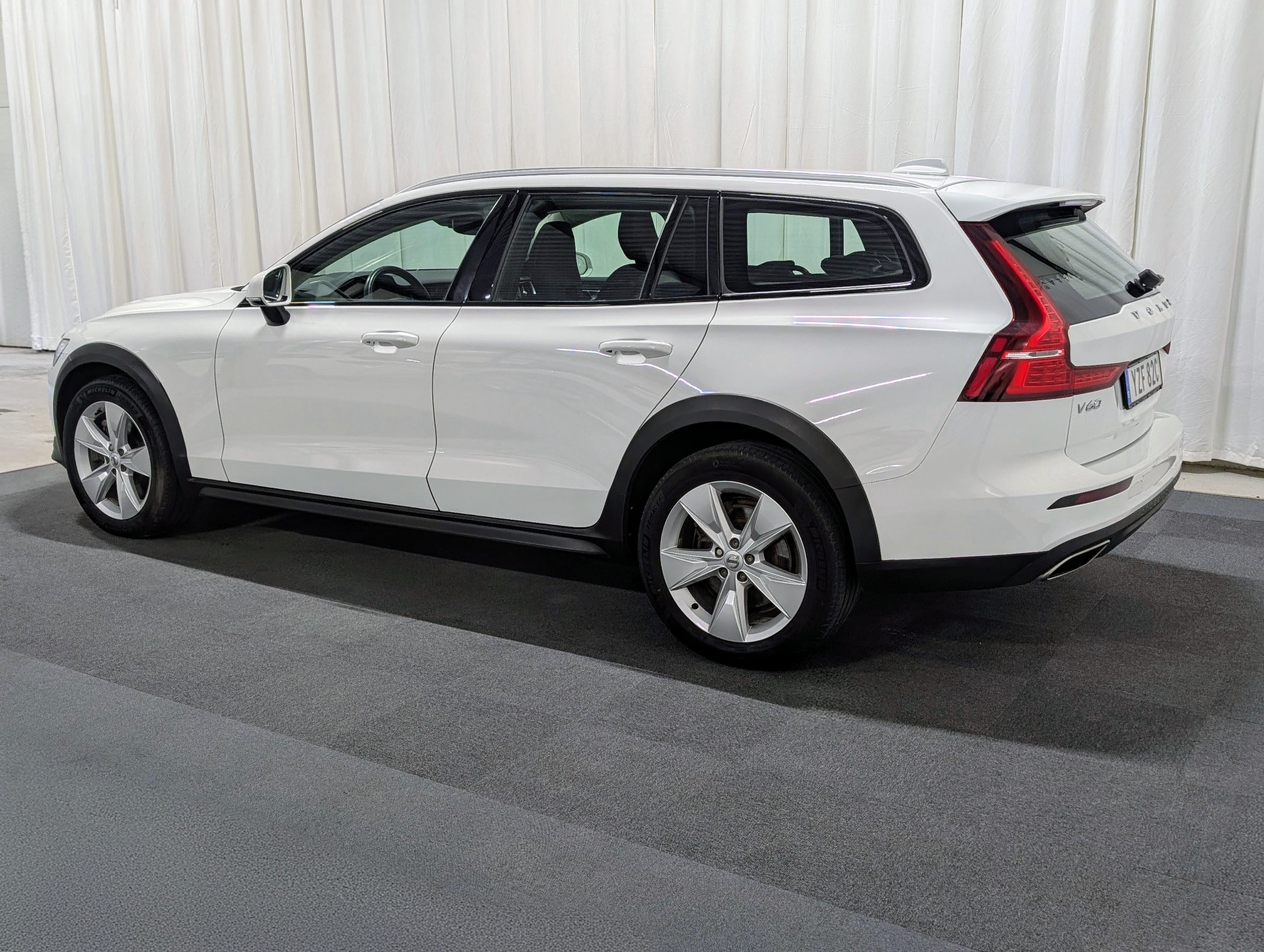 Volvo V60 Cross Country B4 AWD Momentum 2021, bild 3/10