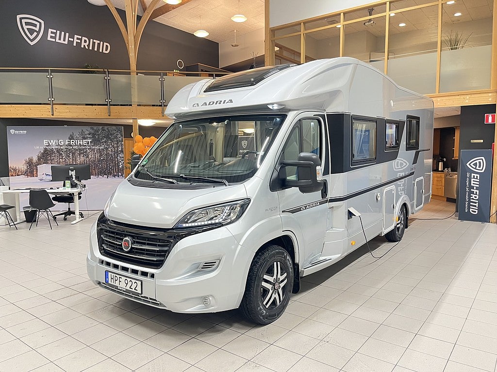 Adria CORAL SUPREME 670 SLT (ALDE+5 bält+4400kg+Solcell+Ugn)