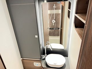 Husbil-halvintegrerad Adria Matrix Supreme 670 SL 16 av 25