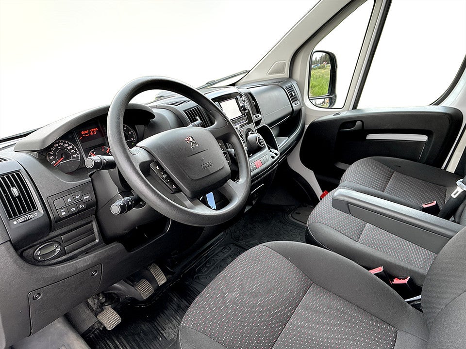 Bild på Peugeot Boxer PRO+ 2.2 BHDi 140hk L2H1 3-SITS B-KAMERA DRAG