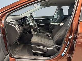 Hyundai i30 1.6 CRDi Select S&V-däck/Dragkrok/Motorvärmare – bild 7