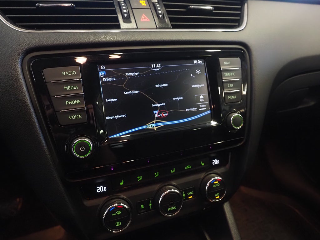 Skoda Octavia Kombi 1.4 TSI 150hk Premium Värmare Drag B-Kam 2017