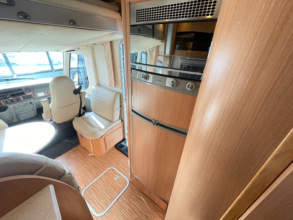 Adria Vision 707 SL /AC bodel/Solcell x2/Ugn/Taksäng/Långbäddar/Fint s - Adria