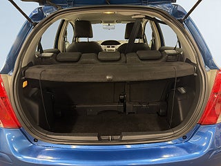 Toyota Yaris 5-dörrar 1.33 Dual VVT-i S&V-hjul Dragkrok Mok-värmare – bild 12