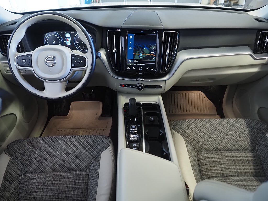 Volvo XC60 B4 AWD Geartronic Momentum 360° Pano Drag Navi Värm 2020