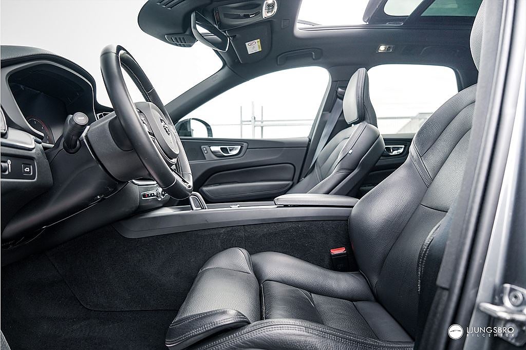Volvo XC60 B4 AWD R-Design / Drag / Pano / 360 / HUD