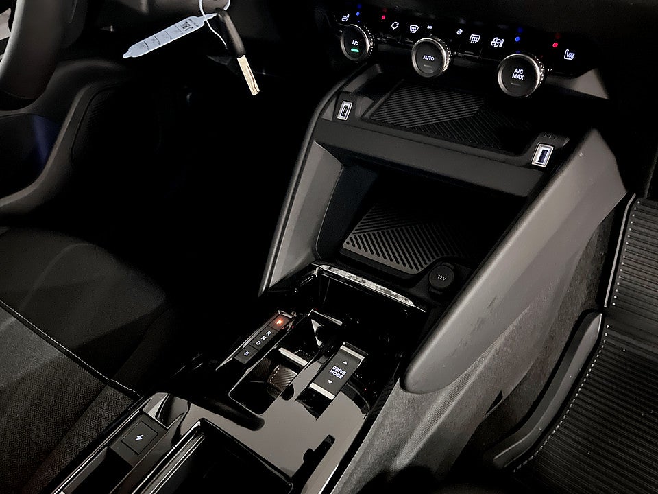 Bild på Citroën e-C4 Feel 50kWh 136hk Aut CARPLAY RATTVÄRME