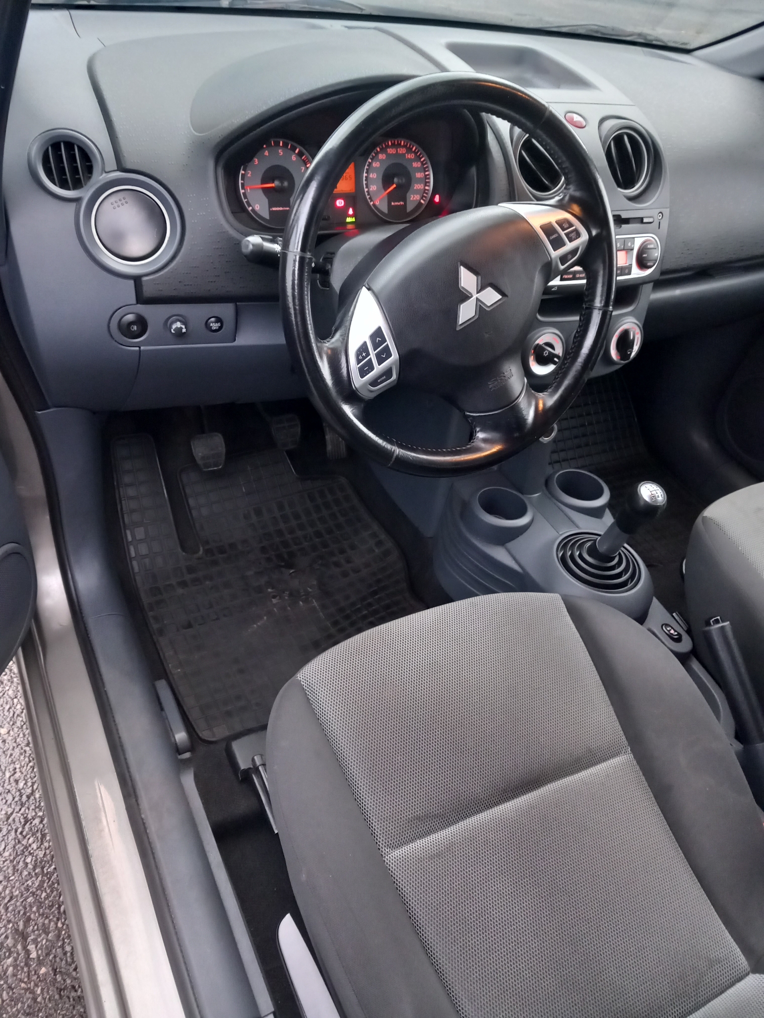 Mitsubishi Colt 5-dörrar 1.3 MPI 95hk 2010, bild 3/37