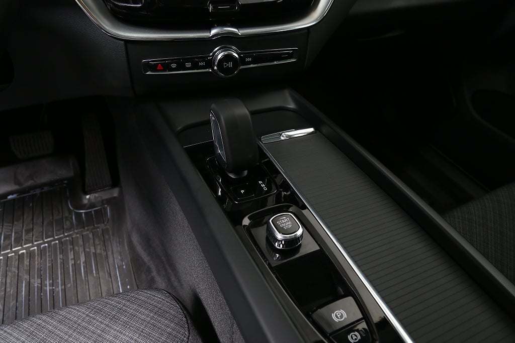 Volvo XC60 Recharge T6 350hk Momentum AWD Panorama Kamera Leasbar 2023