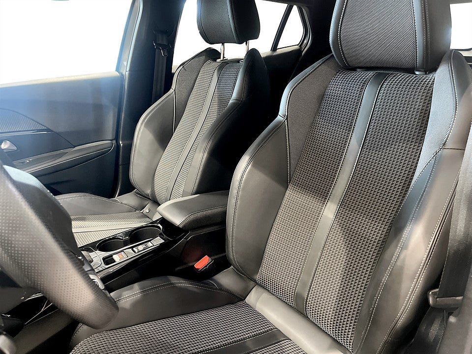 Bild på Peugeot 2008 GT 1.2 PT 130hk Aut B-KAMERA CARPLAY