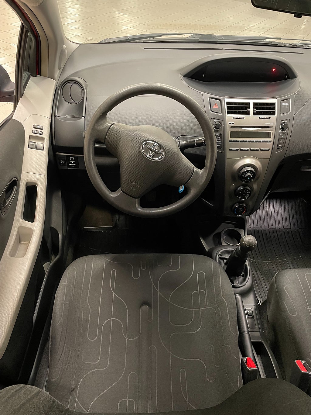 Toyota Yaris 1,0 Nybesiktigad Tom 27-10-31