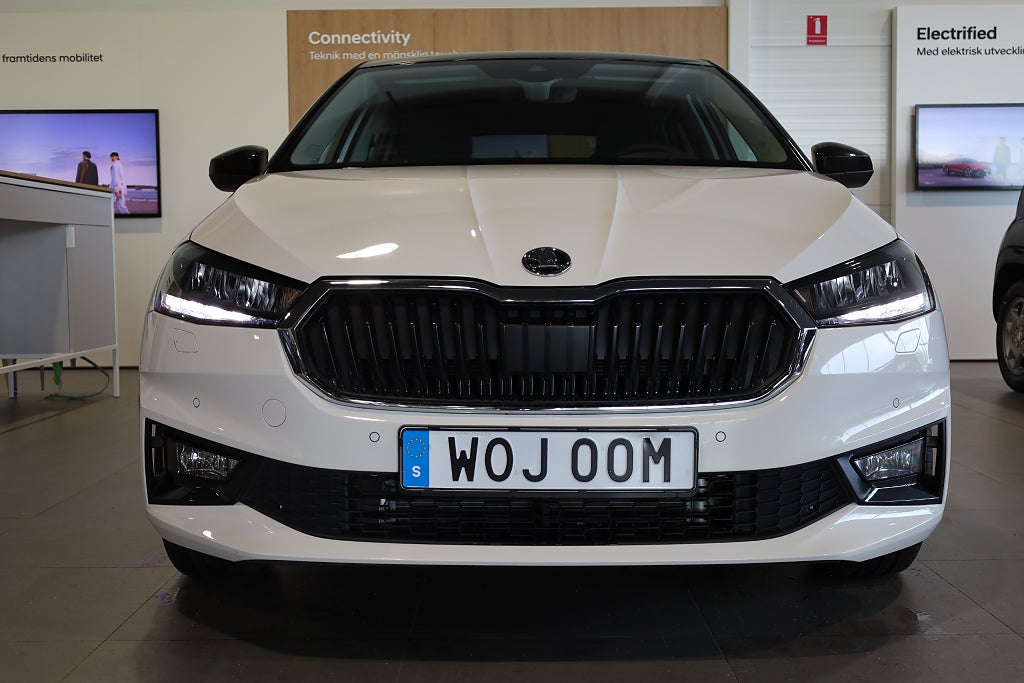 Skoda Fabia 1.0 TSI AUT Style CarPlay PDC Rattvärme Kamera 2023