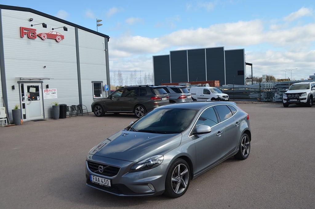 Volvo V40 D3 150 hk R-Design H/Kardon Nybesiktigad Euro 6