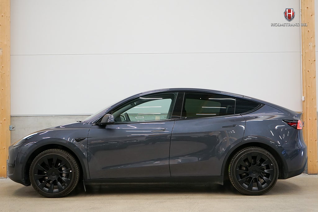 Tesla Model Y Standard Range RWD Drag Värmepump Rattvärme Pano MOMS