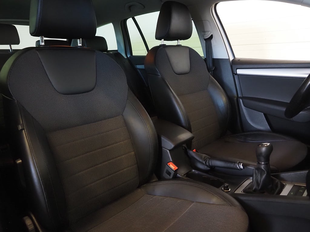 Skoda Octavia Kombi 1.4 TSI 150hk Premium Värmare Drag B-Kam 2017
