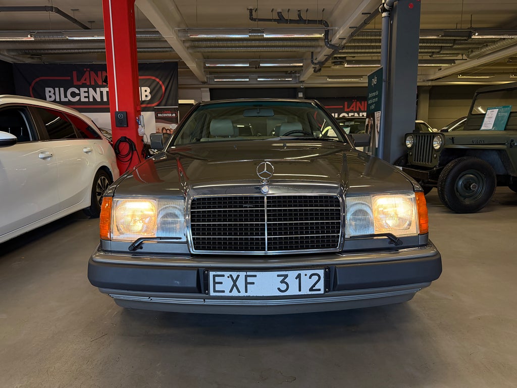 Mercedes-Benz 300 1990 - miniatyr 4
